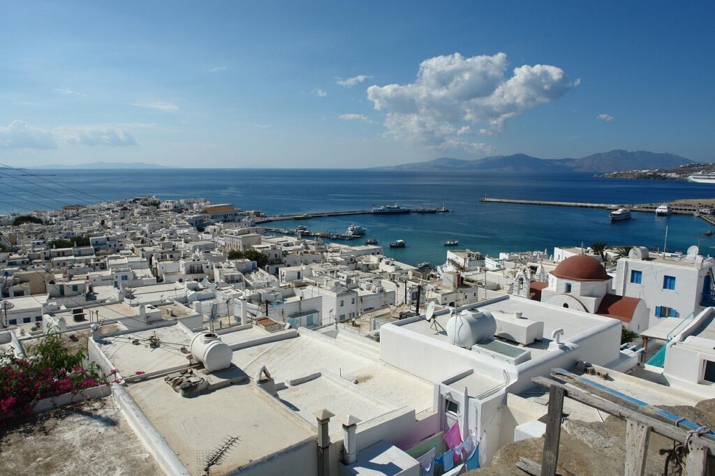 Vue sur un village blanc de Mykonos avec la mer Égée en toile de fond - Mykonos Grèce