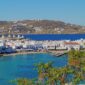 Vue sur la ville blanche de Mykonos, ses moulins à vent et la mer Égée en arrière-plan - Myokonos voyage dans les Cyclades