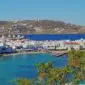 Vue sur la ville blanche de Mykonos, ses moulins à vent et la mer Égée en arrière-plan - Myokonos voyage dans les Cyclades