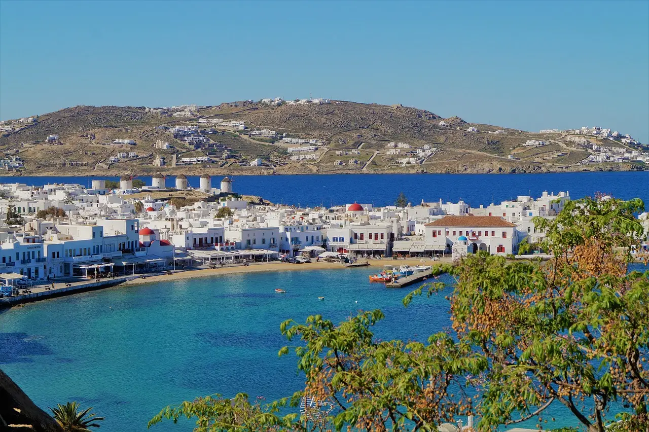 Vue sur la ville blanche de Mykonos, ses moulins à vent et la mer Égée en arrière-plan - Myokonos voyage dans les Cyclades