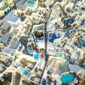 vue aérienne de Santorin avec maisons blanches et piscines à flanc de caldeira - que faire à santorin
