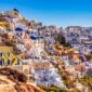 Vue panoramique de Santorin avec ses maisons blanches et dômes bleus sous un ciel d'été - quand partir à Santorin