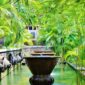 Fontaines entourées de palmiers dans un hôtel romantique à Ubud, Bali