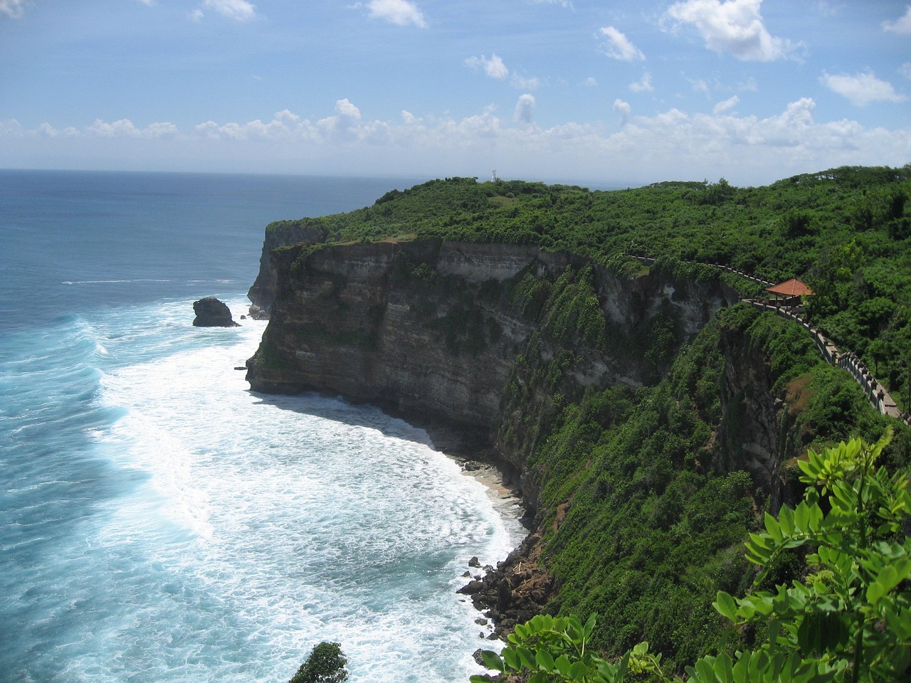 falaises d’Uluwatu Bali avec vue sur l’océan Indien - hôtel Uluwatu