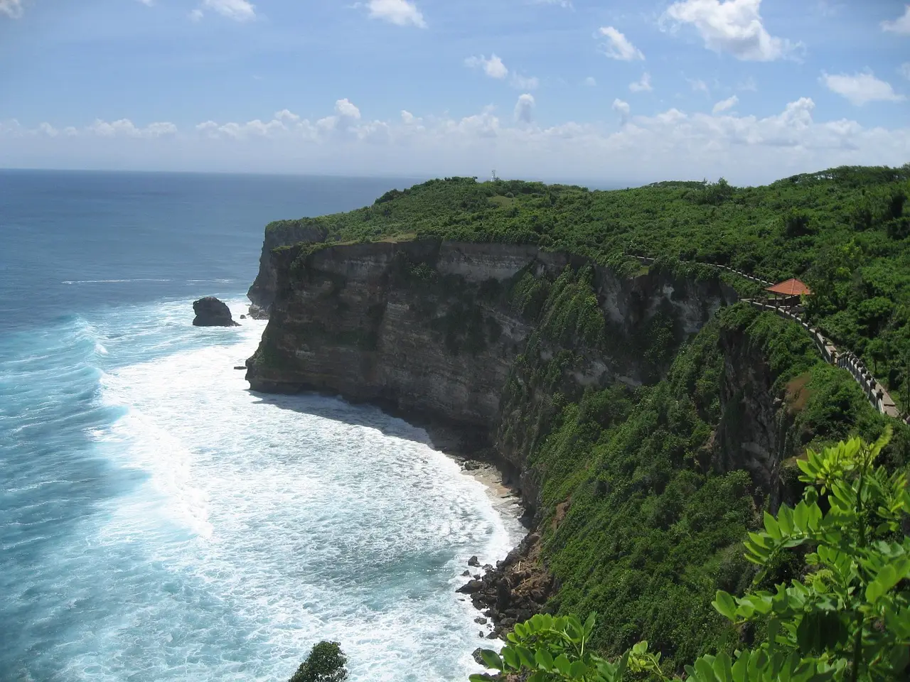 falaises d’Uluwatu Bali avec vue sur l’océan Indien - hôtel Uluwatu _ Bali ou Maldives