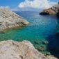 Vue sur la mer Égée et criques rocheuses près des hôtels à Milos, en Grèce