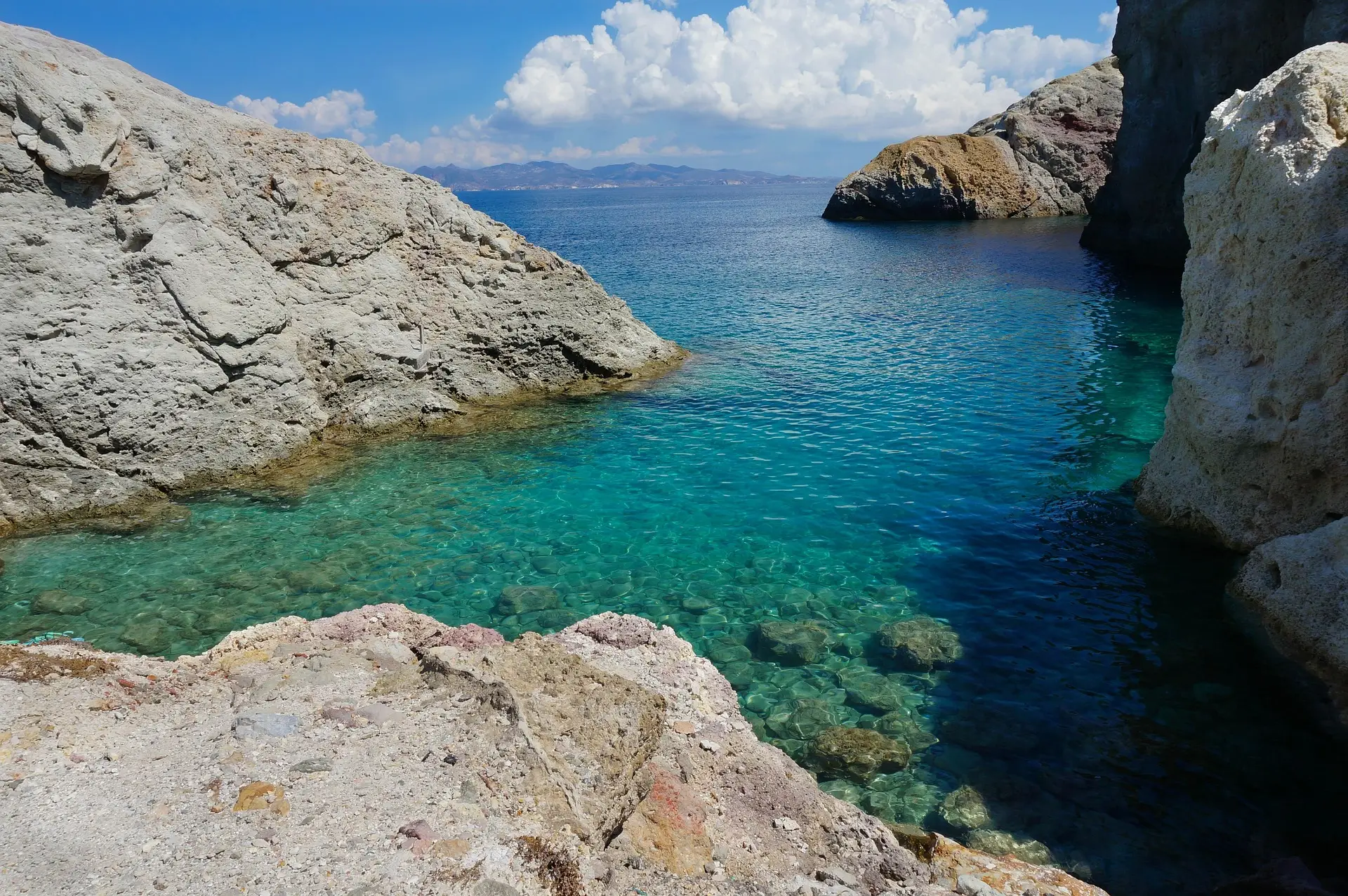 Vue sur la mer Égée et criques rocheuses près des hôtels à Milos, en Grèce