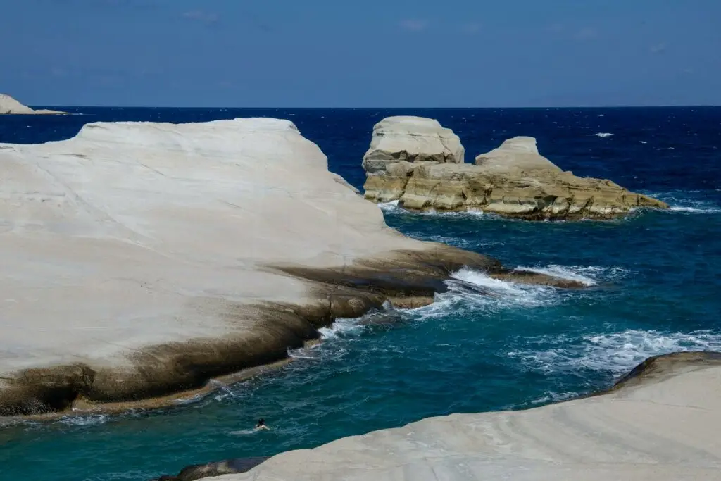 Sarakiniko à Milos, plage lunaire aux roches blanches et mer turquoise dans les Cyclades en Grèce - Que faire à Milos