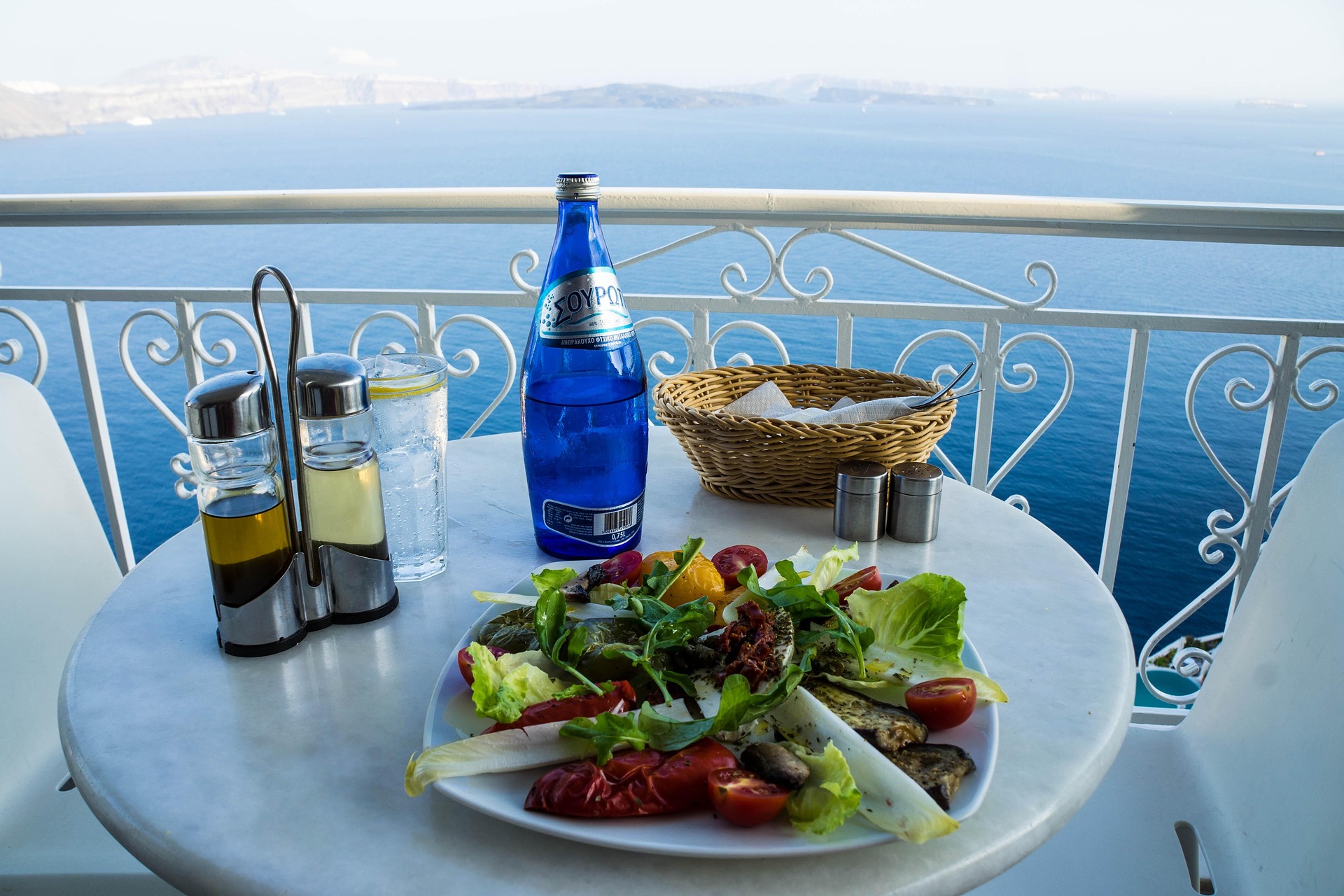 Plat grec servi dans un restaurant à Santorin avec vue sur la caldeira
