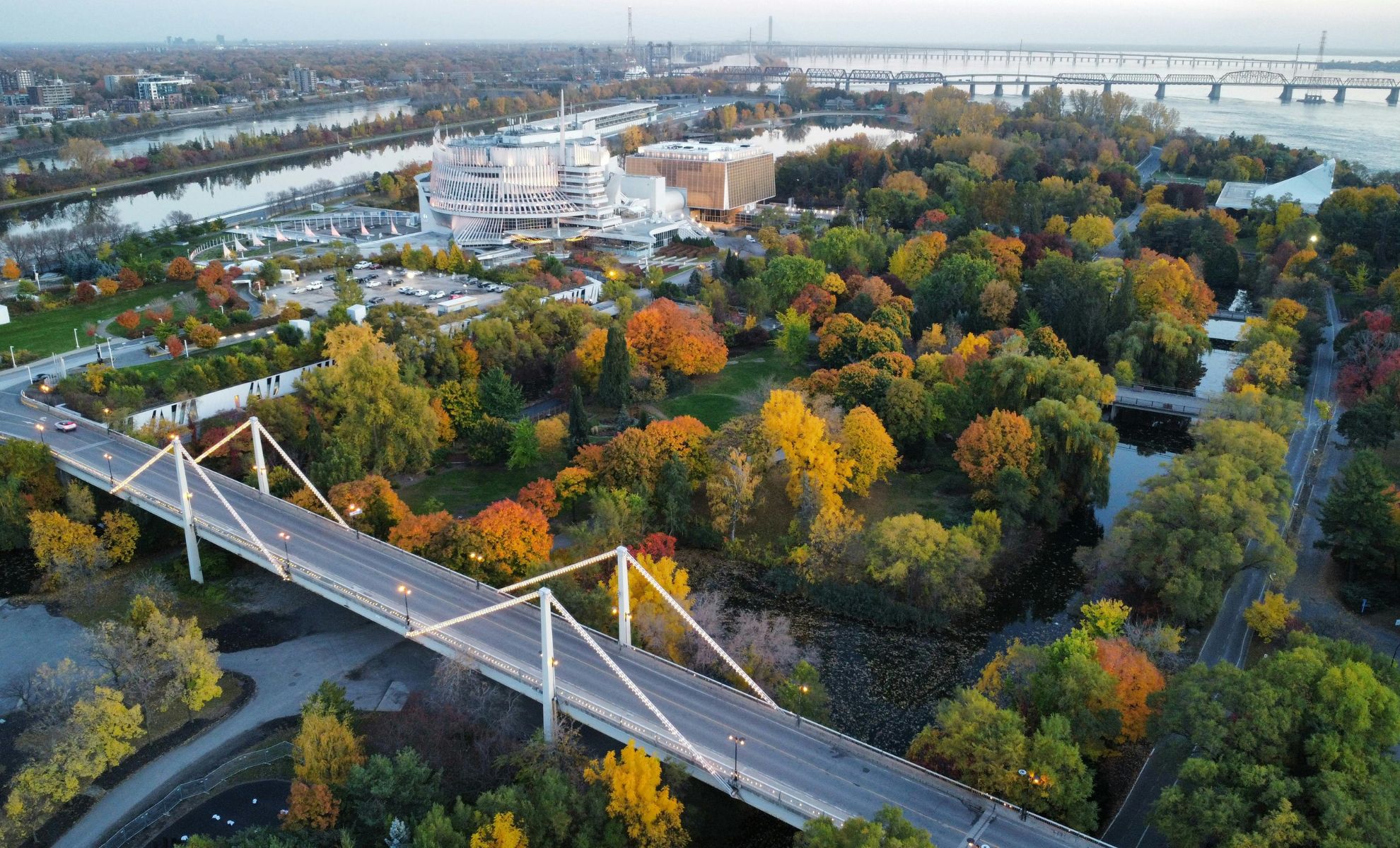 Route bordée d’arbres colorés au Canada, idéale pour un road trip en voiture
