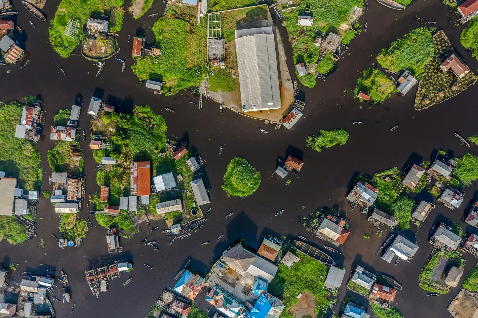 Vue aérienne de Ganvié, cité lacustre du Bénin, avec ses maisons sur pilotis et ses canaux