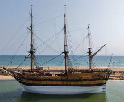 Voilier traditionnel au large de Ouidah au Bénin sur la côte Atlantique