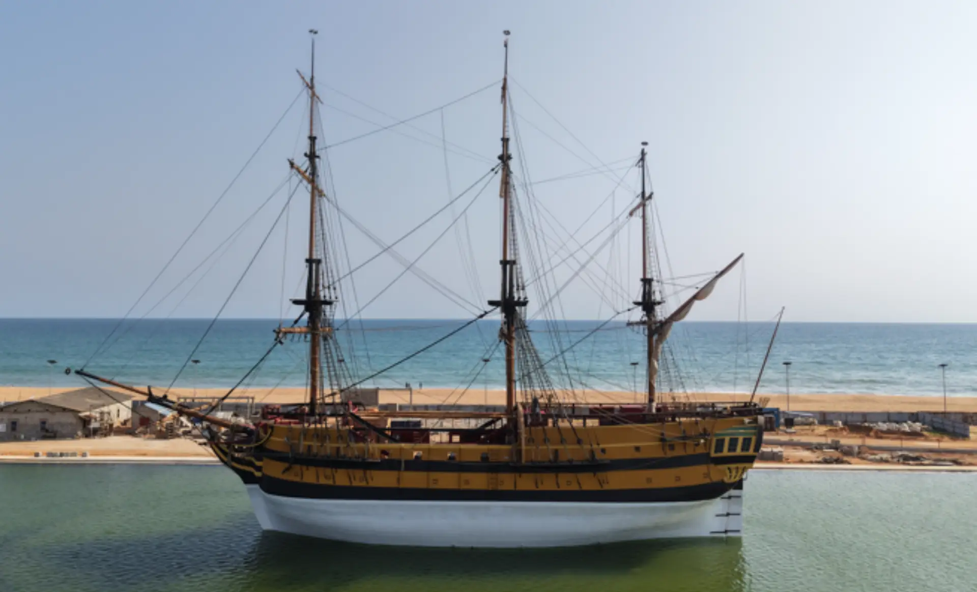 Voilier traditionnel au large de Ouidah au Bénin sur la côte Atlantique