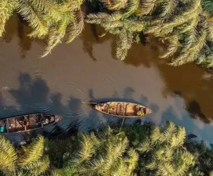 Pirogue sur la lagune et village lacustre lors d’un voyage sur mesure au Bénin