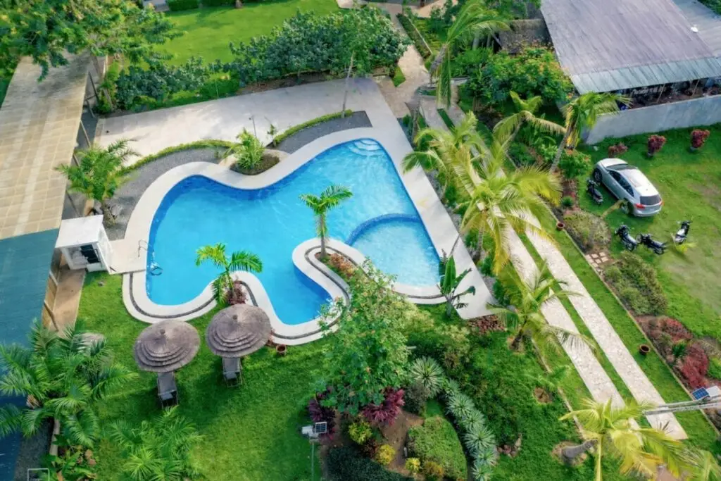 Hôtel et piscine au Bénin pour un séjour confortable lors d’un voyage sur mesure au Bénin
